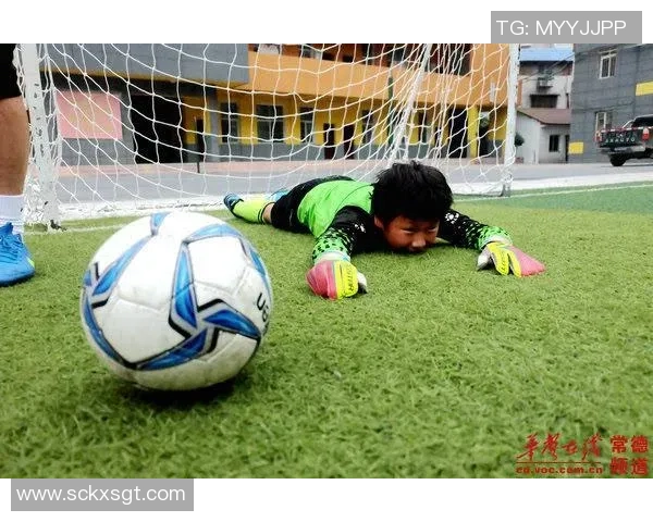 足球意外撞击眼睛的危害与应对措施探讨 足球意外撞击眼睛的危害与应对措施探讨